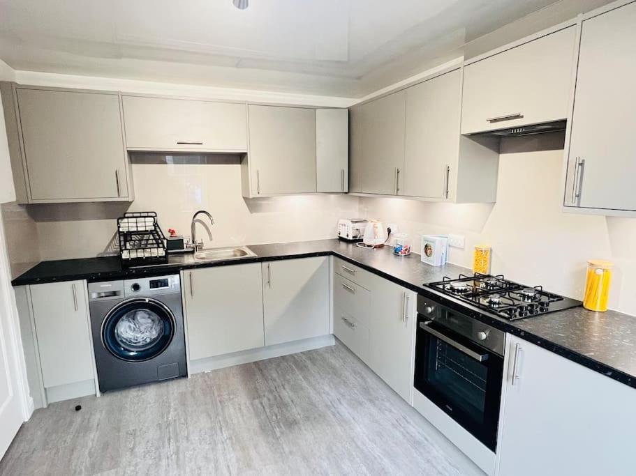 Superb 2 Bedroom Apartment With Free Parking Edinburgh Buitenkant foto